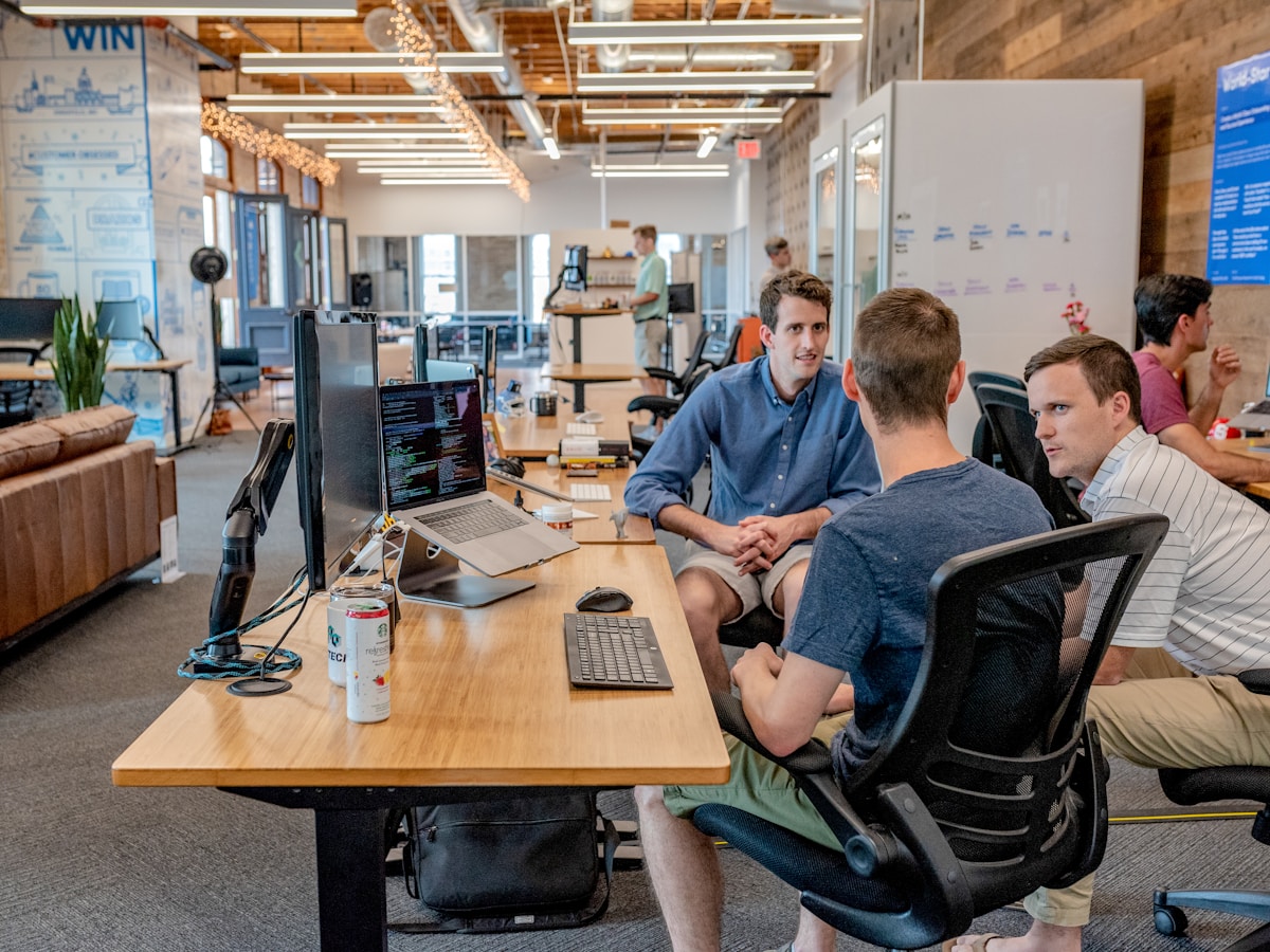 Round-table workshop for corporate AI income training in Canada